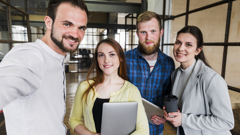 337 Team Aus 4 Jungen Menschen Im Büroflur