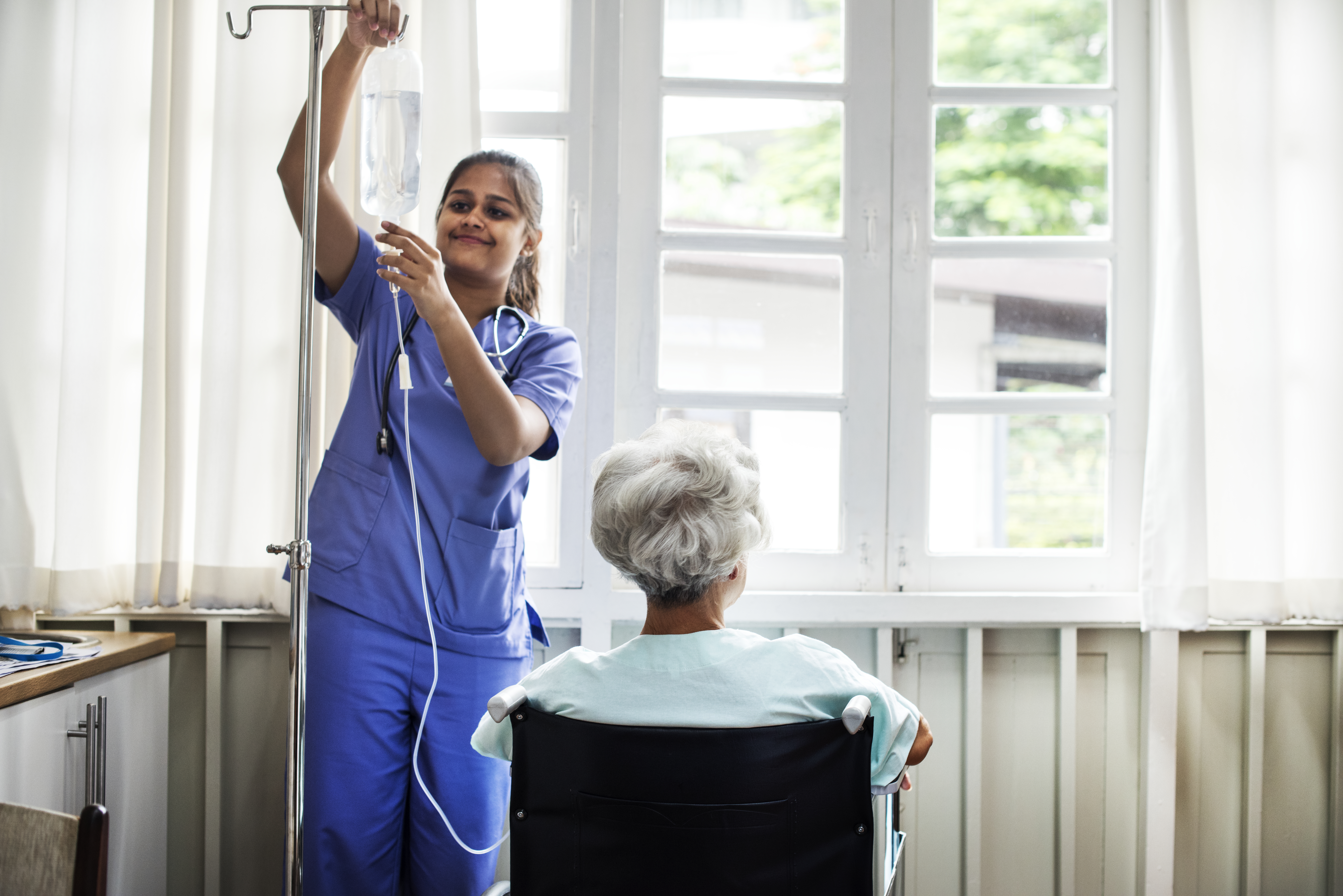 318 Frau Im Altenheim Legt Tropf An